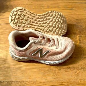 New balance size 6 light pink sneakers GUC+
